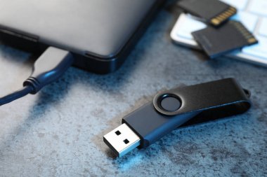 SD hafıza kartları, USB flaş bellek, kablo ve klavyeli sabit disk koyu gri tablo, yakın çekim