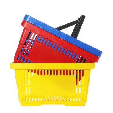 Beyaza izole edilmiş renkli alışveriş sepetleri yığını