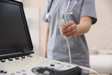 Transdüktörlü sonograf ve ultrason cihazı klinikte, yakın plan.