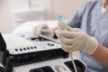 Sonografın elinde klinikte jöleli ultrason dönüştürücü var.
