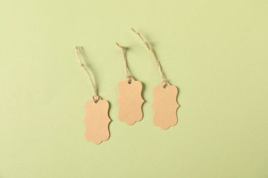 Soluk yeşil arkaplanda dizgileri olan boş etiketler, düz yatıyordu