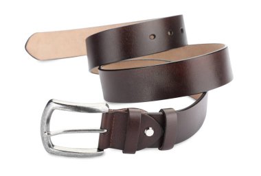 Bir kahverengi deri kemer beyaza izole edilmiş.