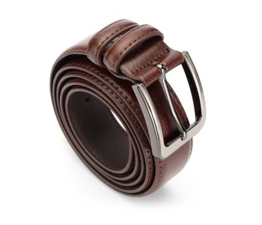 Bir kahverengi deri kemer beyaza izole edilmiş.