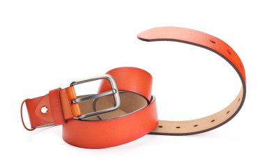 Bir turuncu deri kemer beyaza izole edilmiş.