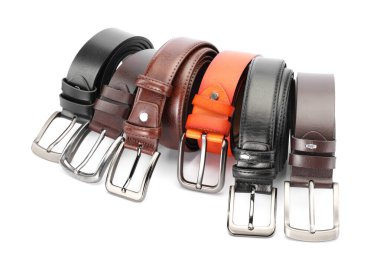 Birçok farklı deri kemer beyaza izole edilmiş.