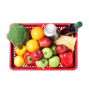 Beyaz, üst görünümde izole edilmiş ürünlerle dolu plastik alışveriş sepeti.