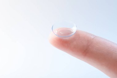 Işıklı arka planda kontak lensli kadın, yakın plan. Metin için boşluk