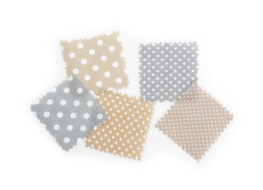 Puantiyeli kumaş örnekleri beyaz, üst görünümde izole