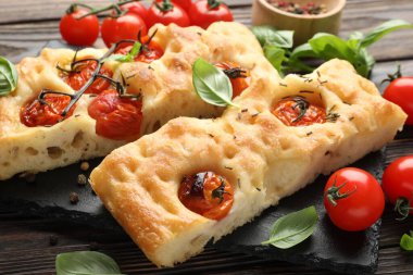 Domatesli ve baharatlı lezzetli Focaccia parçaları, yakın plan.