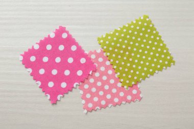 Beyaz ahşap masa üzerinde farklı kumaş örnekleri, düz yatıyordu.