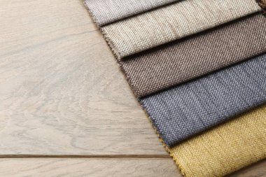 Tahta masadaki farklı kumaşlardan örnekler, yakın plan. Metin için boşluk