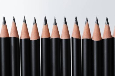 Birçok keskin grafit kalem beyaza izole edilmiş.