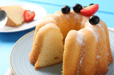 Masada pudra şekeri ve böğürtlenli lezzetli kek, yakın plan.