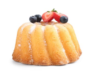 Beyaz üzerine izole edilmiş toz şeker ve böğürtlenli Lezzetli Bundt keki