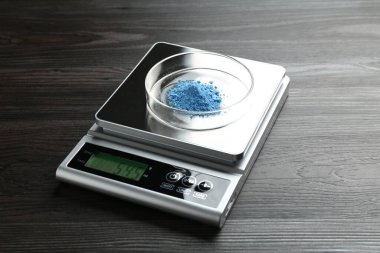 Tahta masada Petri kabıyla laboratuvar ölçeği, yakın plan.