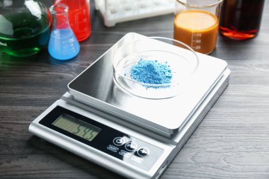 Tahta masada Petri kabıyla laboratuvar ölçeği, yakın plan.