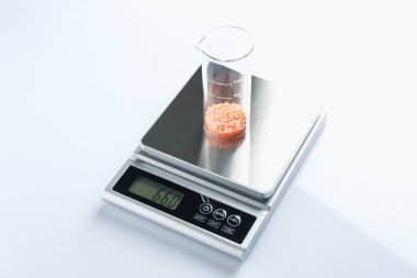 Beyaz arka planda numune şişesi olan laboratuvar ölçeği