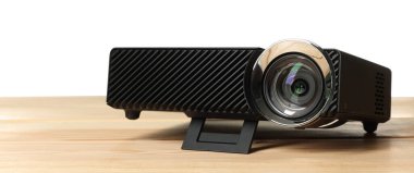 Beyaz arkaplana karşı ahşap tabloda modern video projektörü