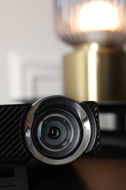 Modern video projektörü siyah masada kapalı, yakın plan