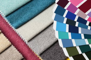 Renkli kumaş örnekleri ve renk paletleri, üst görünümde