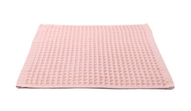 Temiz pembe waffle havlusu beyaza izole edilmiş.