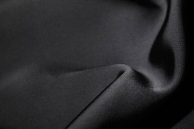 Arkaplan olarak buruşmuş siyah ipek kumaş, yakın plan