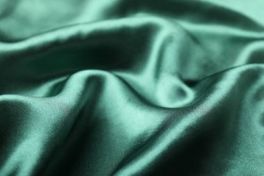 Arkaplan olarak buruşmuş yeşil ipek kumaş, yakın plan