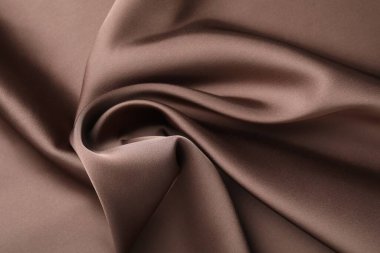 Arkaplan olarak buruşuk açık kahverengi ipek kumaş, yakın plan