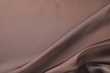 Arkaplan olarak buruşuk açık kahverengi ipek kumaş, üst görünüm