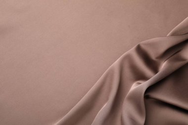 Arkaplan olarak buruşuk açık kahverengi ipek kumaş, üst görünüm