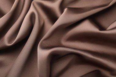 Arkaplan olarak buruşuk açık kahverengi ipek kumaş, üst görünüm