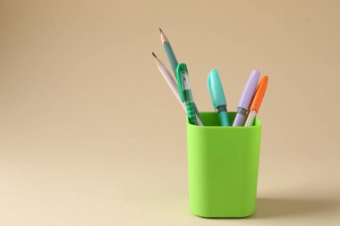 Kalemler ve kalemler bej arka planda. Metin için boşluk