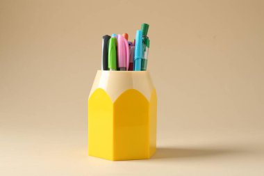 Bej arkaplanda bulunan kalemler ve kalemler