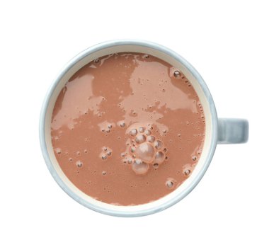 Bardaktaki lezzetli çikolatalı süt beyaza izole edilmiş.