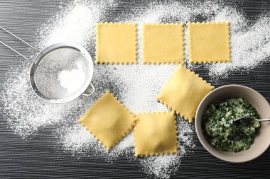 Pişmemiş ravioli, ahşap masa üzerinde dolma ve un, düz uzanma