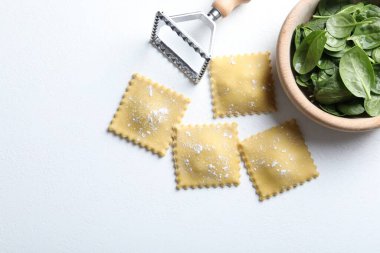Pişmemiş ravioli, keski ve beyaz masada ıspanak, düz yatak. Metin için boşluk