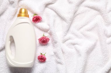 Bir şişe yumuşatıcı ve Terry Havlu 'nda çiçekler, düz yatak. Metin için boşluk