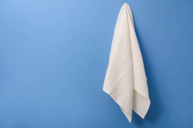 Mavi duvarda asılı temiz waffle havlusu, metin için boşluk