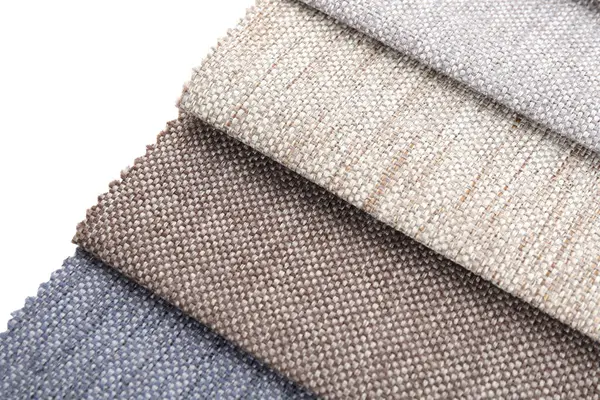 Beyaz üzerinde izole edilmiş farklı kumaş örnekleri