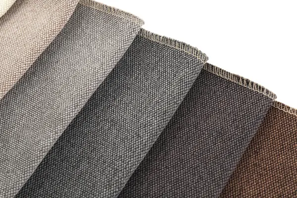 Beyaz, üst görünümde izole edilmiş farklı kumaş örnekleri