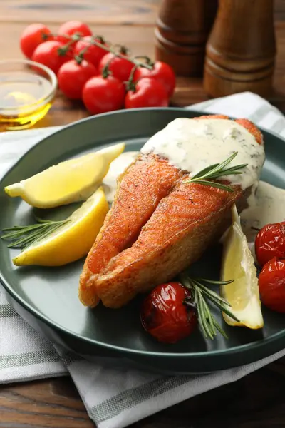 Deniz ürünleri. Sos, domates, biberiye ve limonla servis edilen lezzetli somon bifteği.