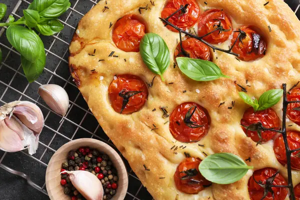 Masada domates ve baharatla nefis bir odak noktası var.