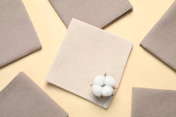 Temiz waffle havluları ve bej arka planda pamuk çiçeği.
