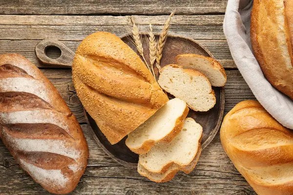 Ekmek somunu ve çivileri ahşap masaya, düz yatıyordu.