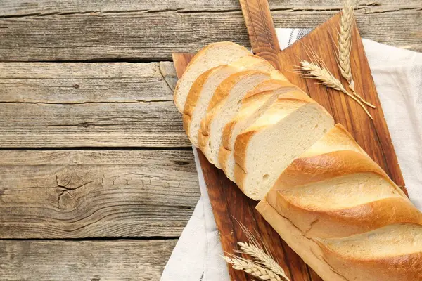 Ekmek somunu ve çivileri tahta masada düz bir şekilde kes. Metin için boşluk