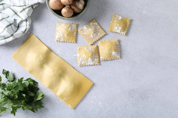 Pişmemiş ravioli, mantar ve maydanoz. Metin için boşluk