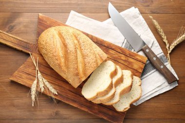 Ekmek somunu, çivi ve bıçağı tahta masaya koyun.