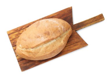 Bir somun taze ekmek ve ahşap tahta beyaz manzarada izole edilmiş.