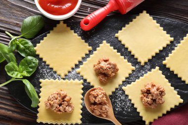 Tahta masada mantı bolonez yapmak, düz uzanmak.