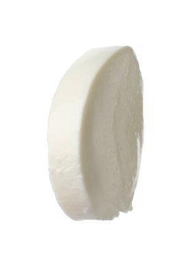 Beyaz üzerine izole edilmiş mozzarella peyniri dilimi.